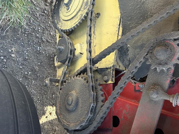 new-holland-660-image-36