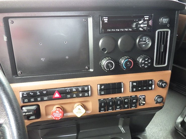 2021-freightliner-cascadia-126-image-23