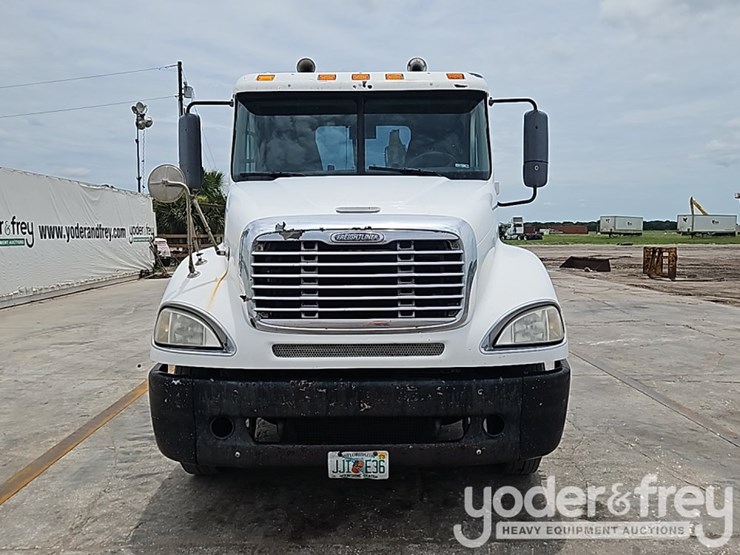 2007-freightliner-columbia-120-image-9