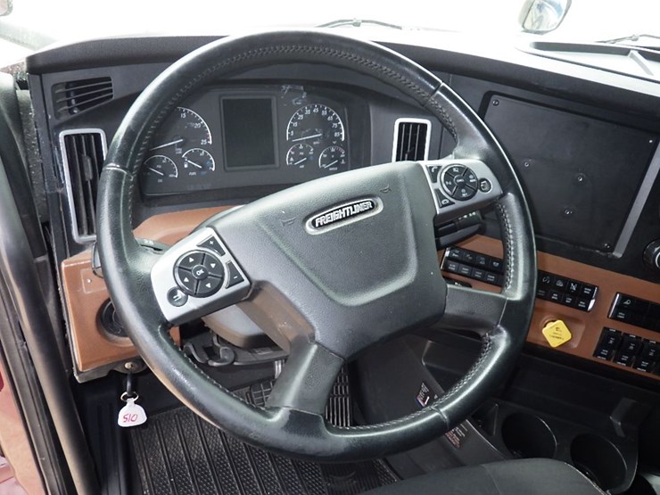 2021-freightliner-cascadia-126-image-19