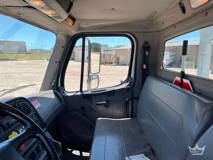 2016-freightliner-m2-106-image-22
