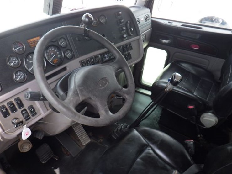 2012-peterbilt-367-image-18