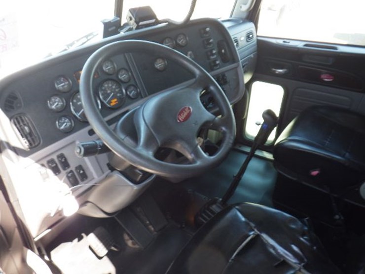 2012-peterbilt-367-image-16