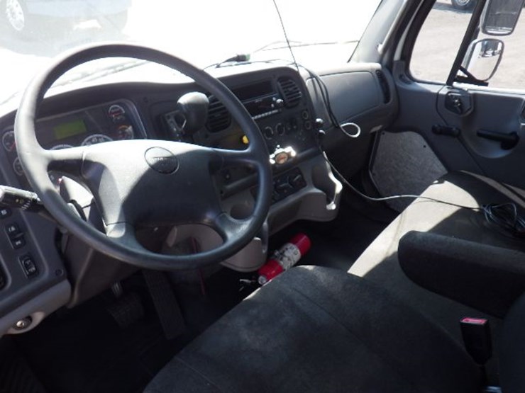 2016-freightliner-m2-106-image-13