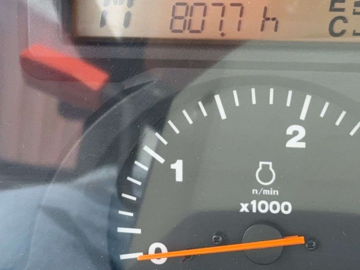 2010-kubota-l5740-image-39