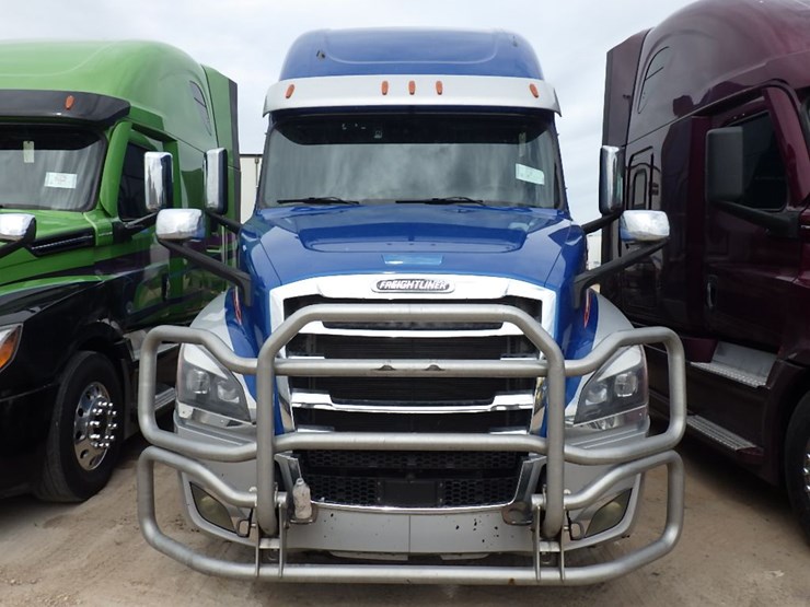 2021-freightliner-cascadia-126-image-2