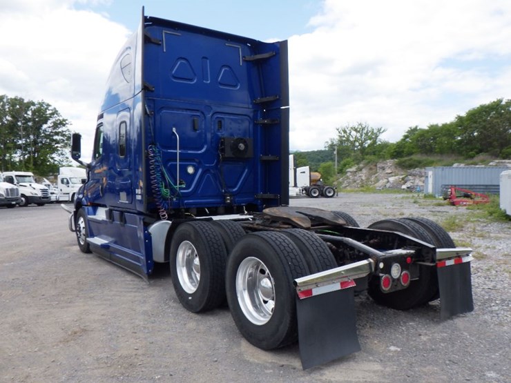 2020-freightliner-cascadia-126-image-17