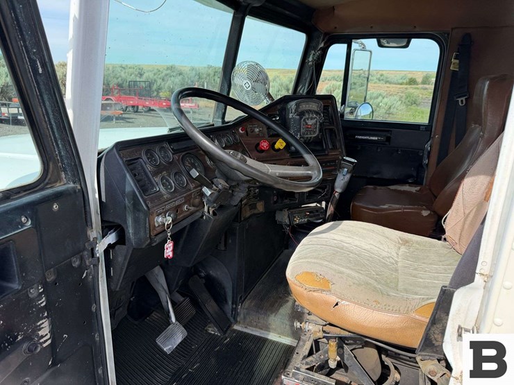 1989-freightliner-fld120-image-60