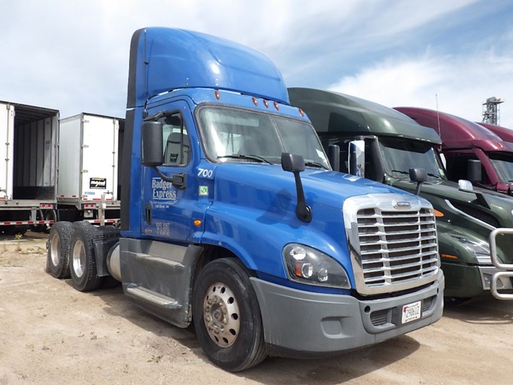 2015-freightliner-cascadia-125-evolution-image-3