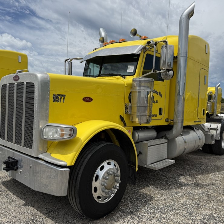 2015 PETERBILT 389
