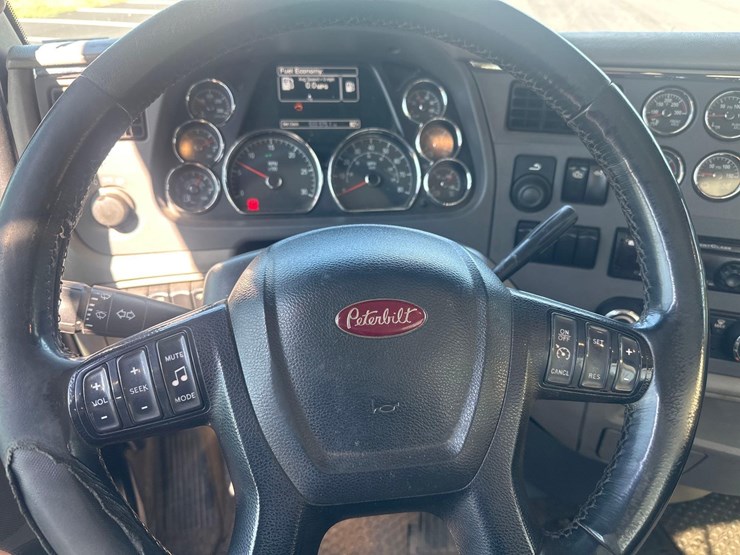 2016-peterbilt-567-image-36