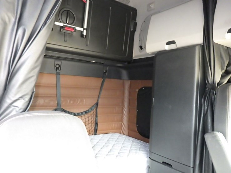 2021-freightliner-cascadia-126-image-4