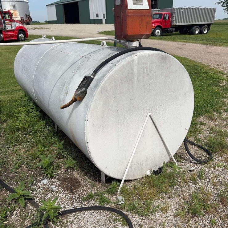 1000 Gallon Fuel Tank with pump, diesel