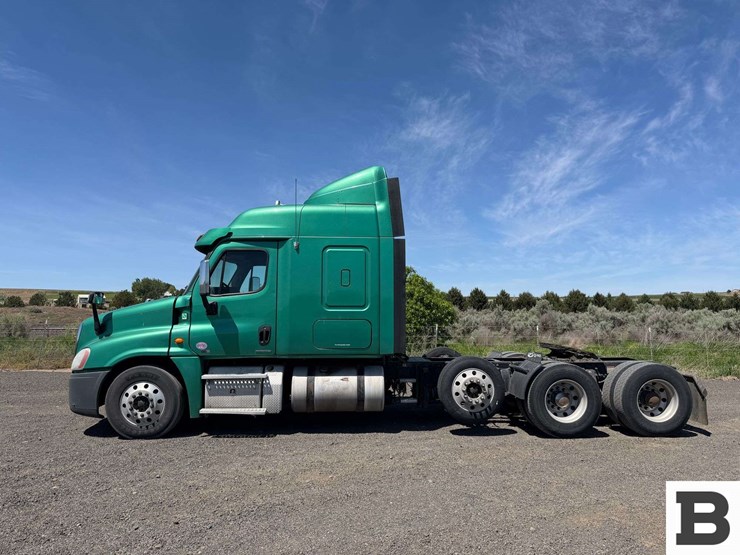 2012-freightliner-cascadia-125-image-2