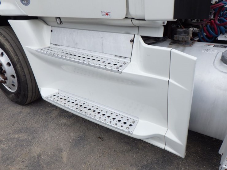 2017-freightliner-cascadia-125-image-20