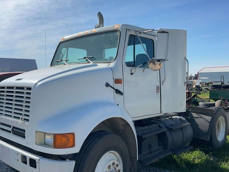 1993-international-8100-image-1