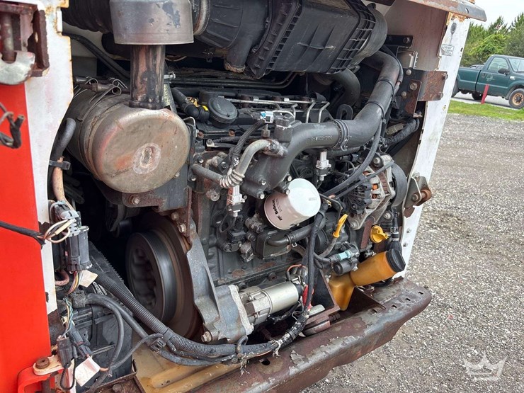 compact-track-loader-skid-steer-image-15