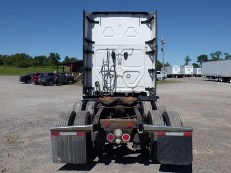 2017-freightliner-cascadia-125-image-10