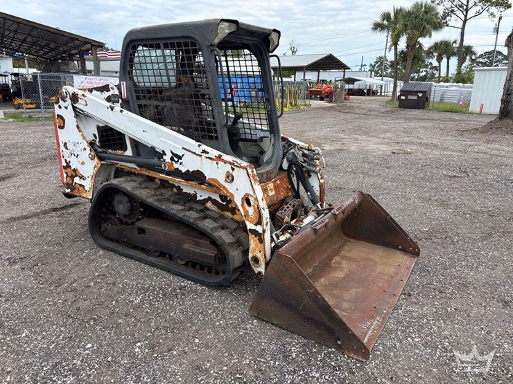 compact-track-loader-skid-steer-image-2