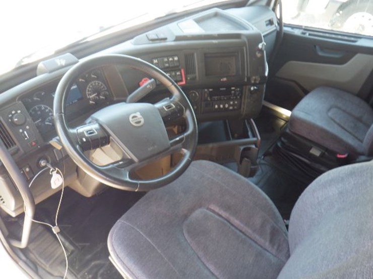 2022-volvo-vnl860-image-15