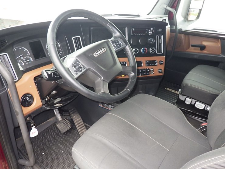 2021-freightliner-cascadia-126-image-19