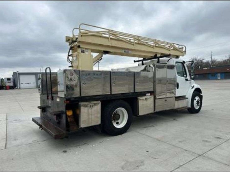 2015-freightliner-m2-106-image-4