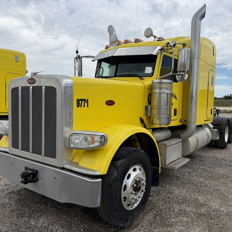 2015 PETERBILT 389