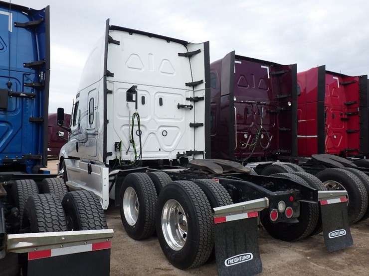 2022-freightliner-cascadia-126-image-14