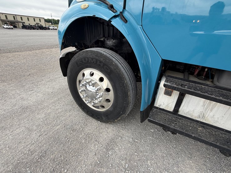 2008-freightliner-m2-106-image-8