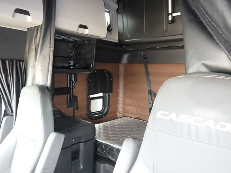 2021-freightliner-cascadia-126-image-22