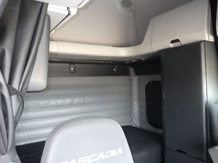 2022-freightliner-cascadia-126-image-5