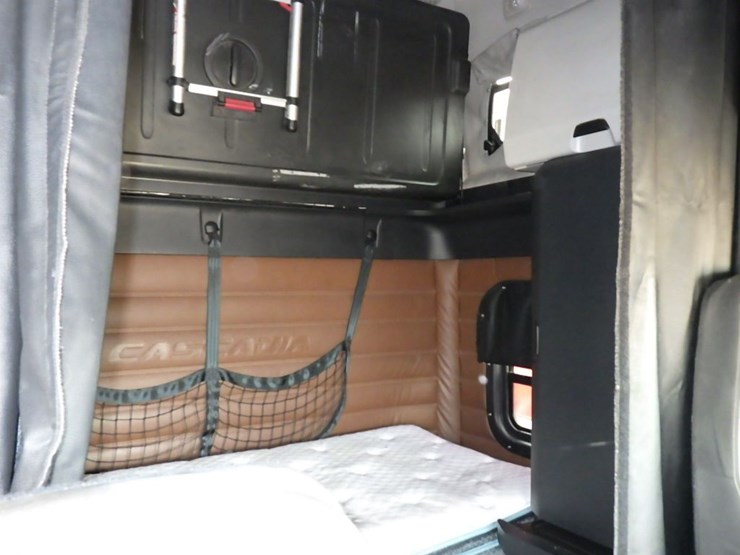 2021-freightliner-cascadia-126-image-6