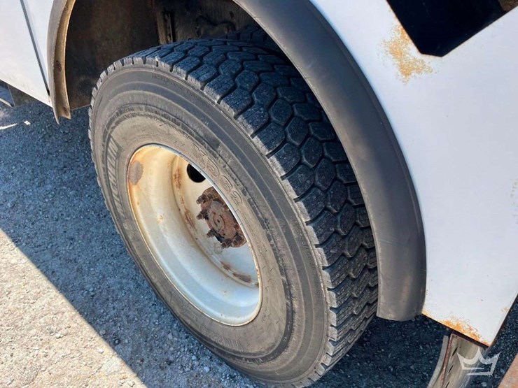 2018-freightliner-m2-106-image-10