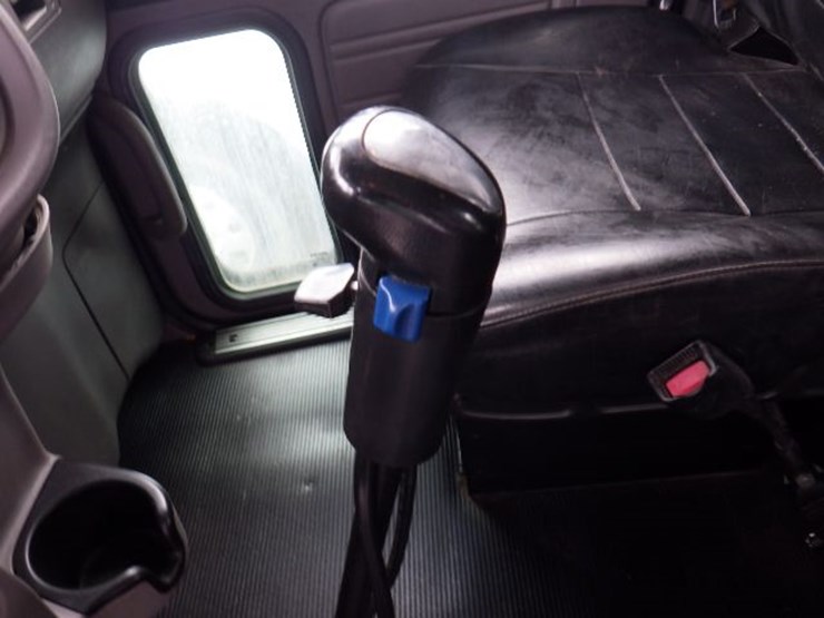 2012-peterbilt-367-image-17
