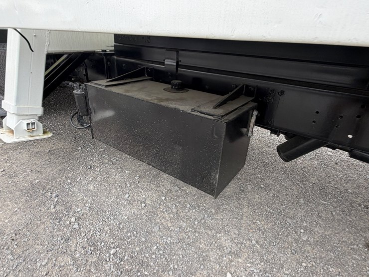 2008-freightliner-m2-106-image-8