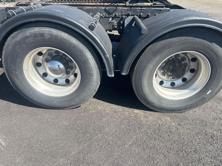 2016-peterbilt-567-image-15