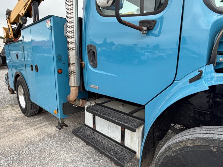 2008-freightliner-m2-106-image-12