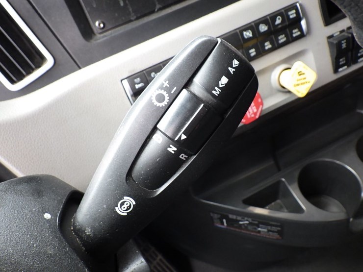 2022-freightliner-cascadia-126-image-24