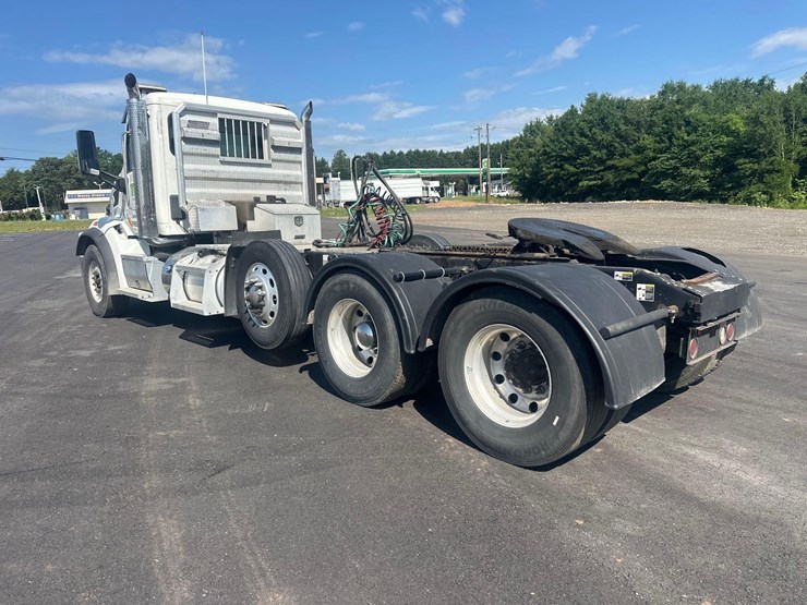 2016-peterbilt-567-image-4