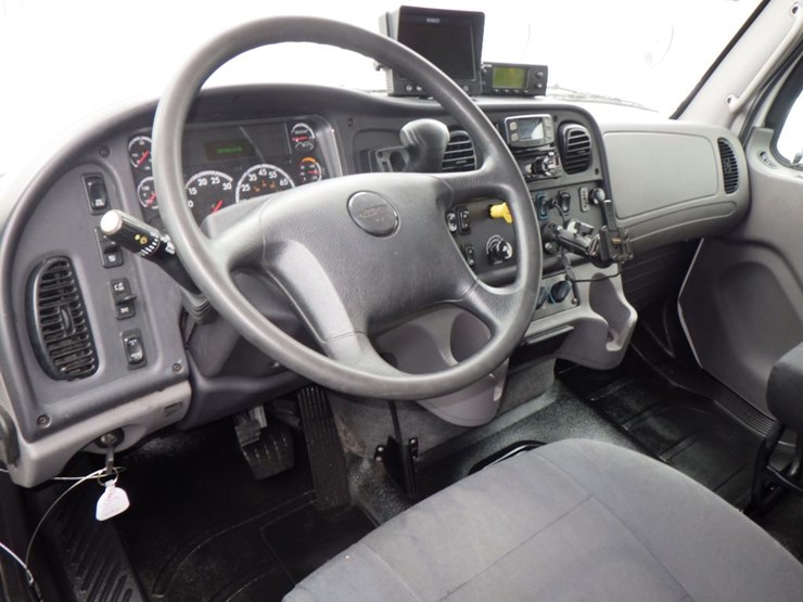 2020-freightliner-m2-106-image-14
