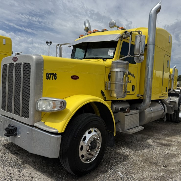 2015 PETERBILT 389