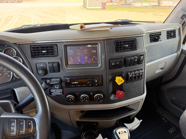2021-peterbilt-567-image-12