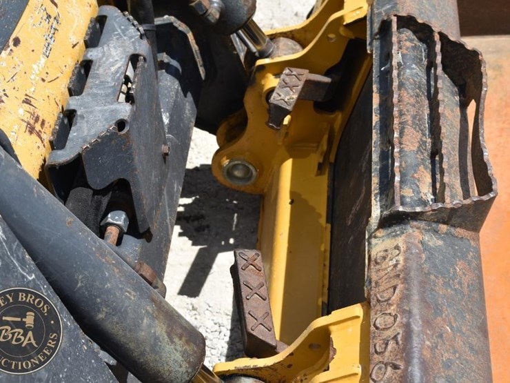 2019-deere-317g-image-17