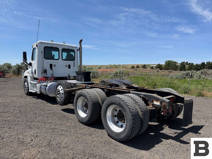 2016-freightliner-cascadia-125-image-3