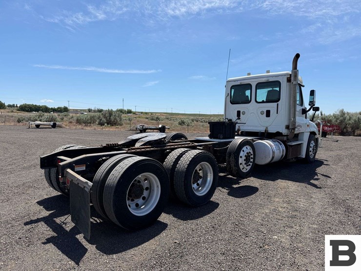 2016-freightliner-cascadia-125-image-5
