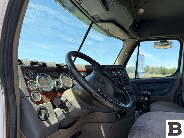 2016-freightliner-cascadia-125-image-60