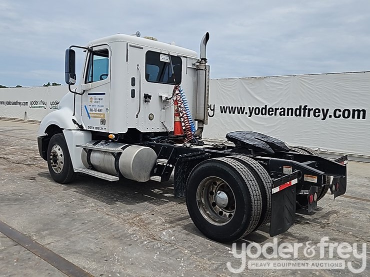 2007-freightliner-columbia-120-image-3