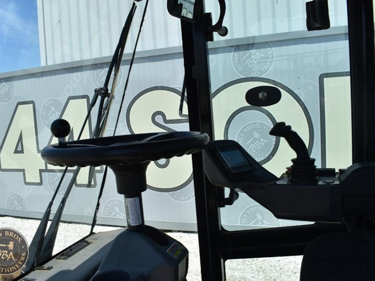 2014-caterpillar-cp56b-image-39