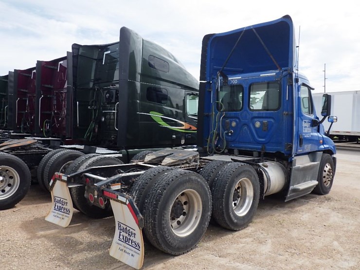 2015-freightliner-cascadia-125-evolution-image-8