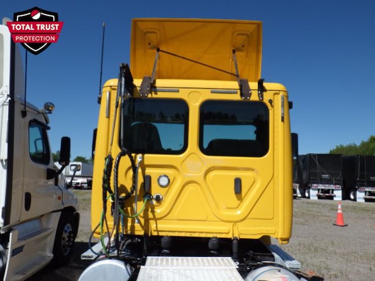 2019-freightliner-cascadia-126-image-10